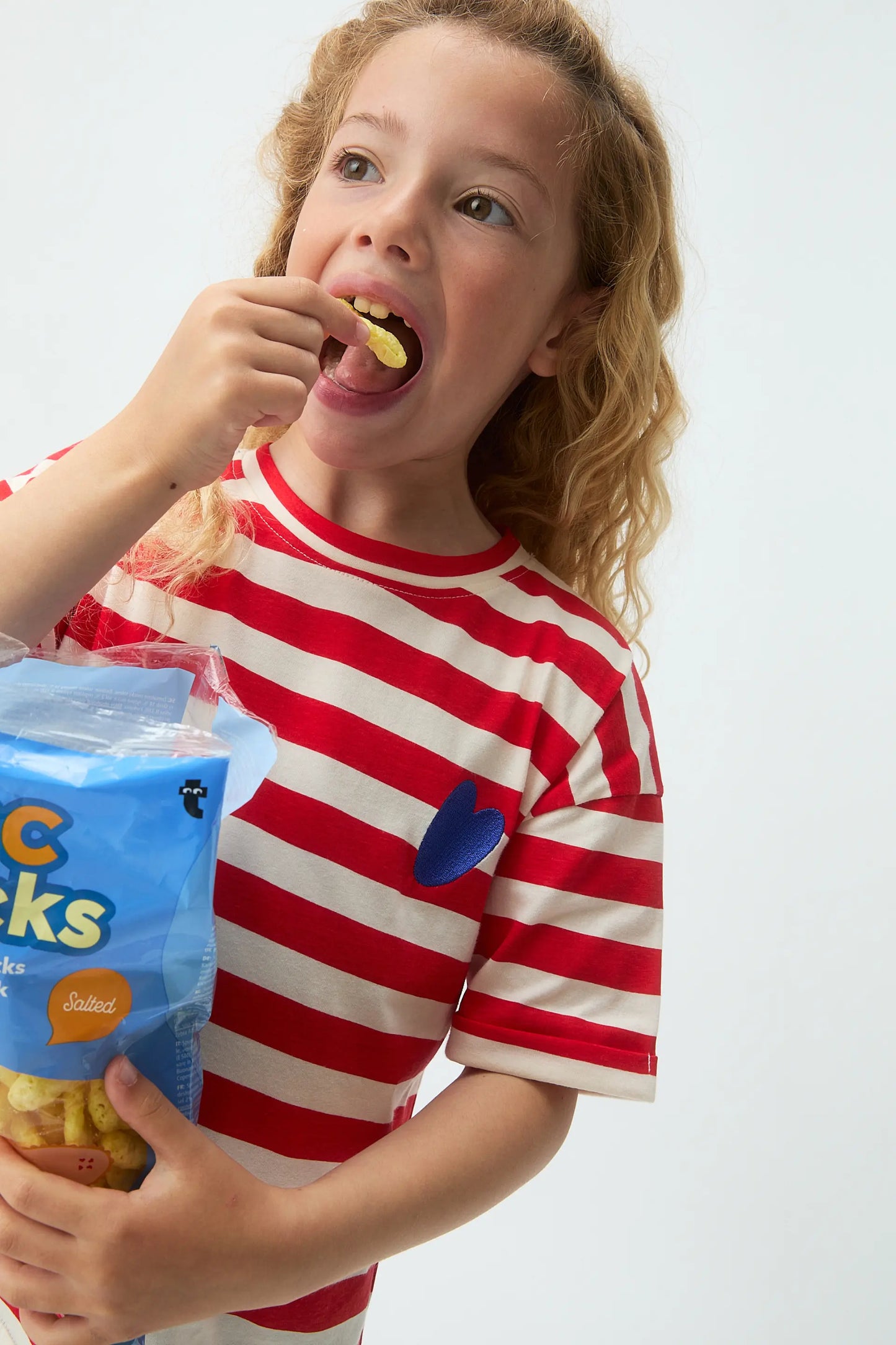 Camiseta de niña con estampado de rayas verdes y bordado de corazón