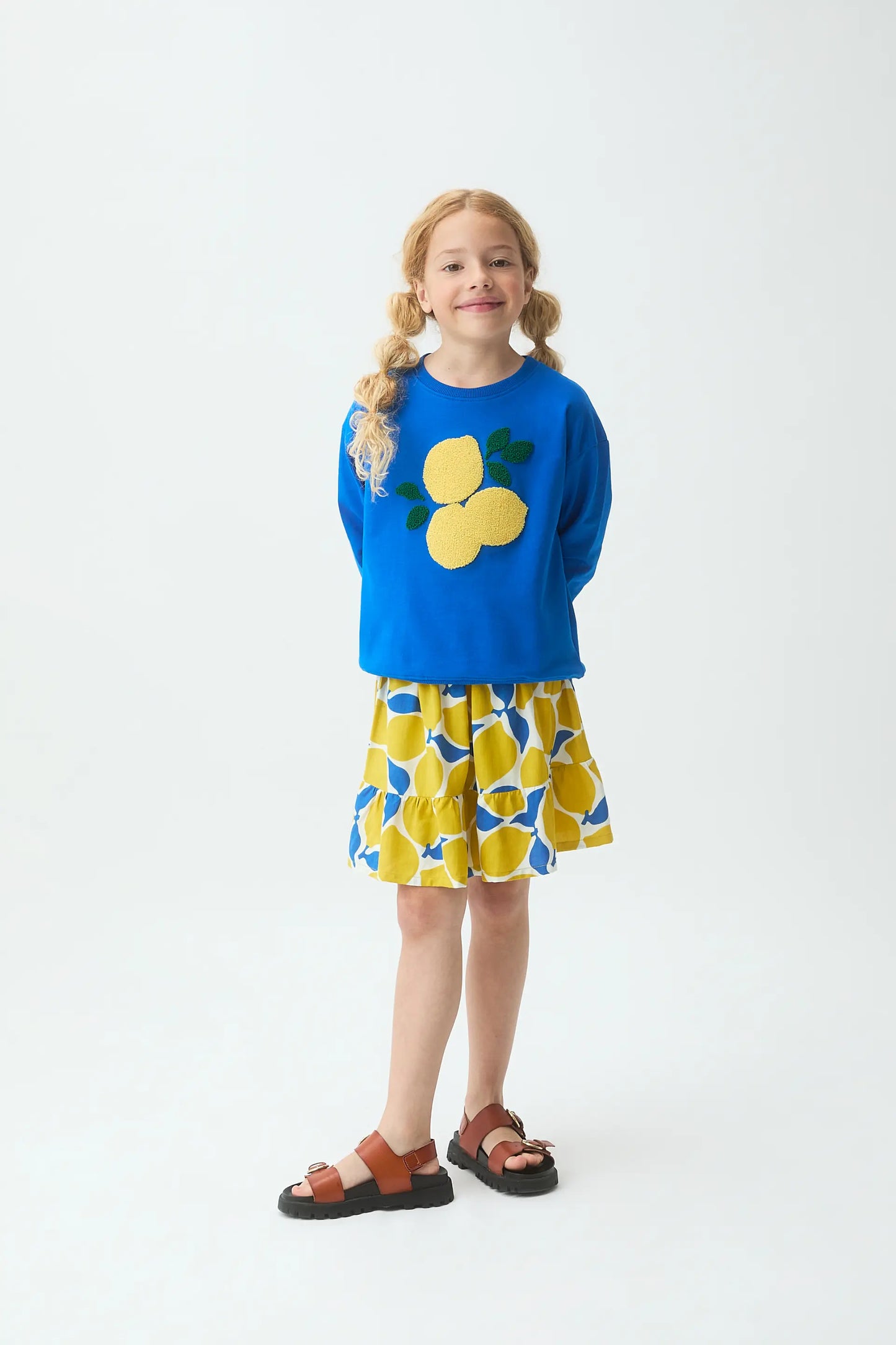 Sudadera de niña azul con parche de limones