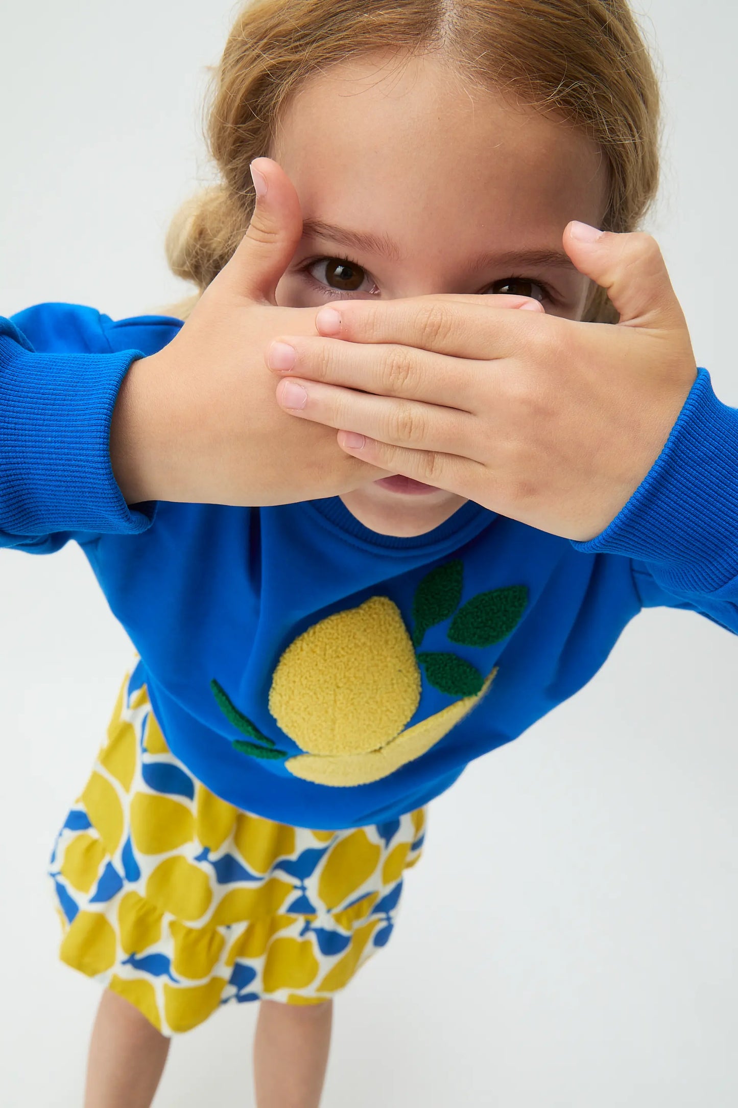 Sudadera de niña azul con parche de limones