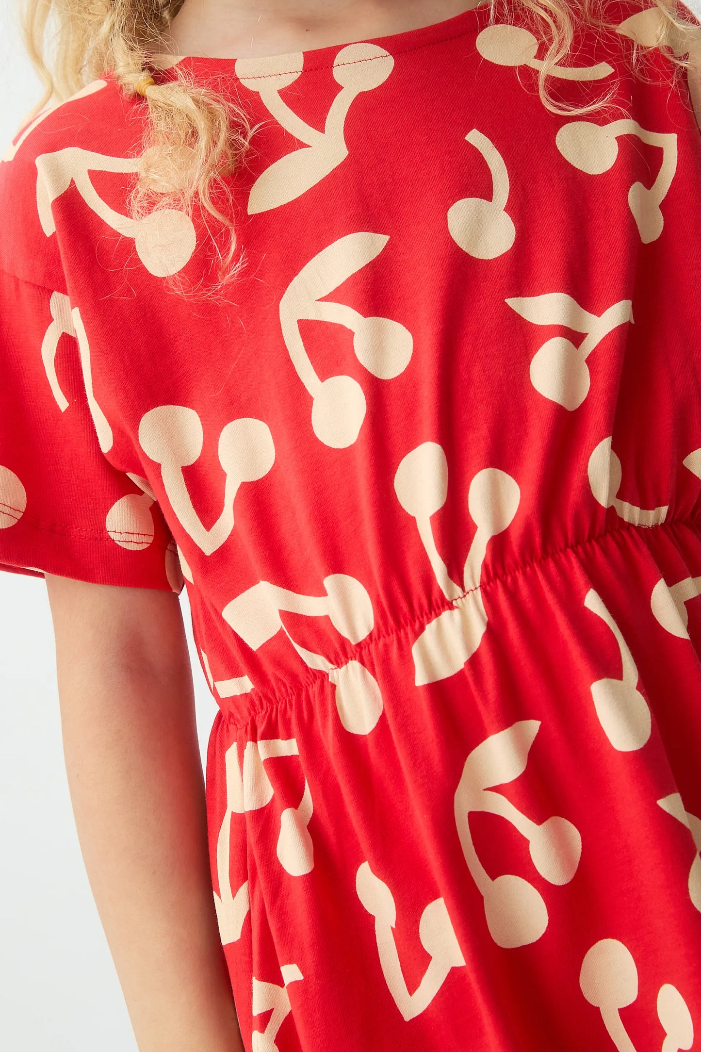 Vestido corto de niña con estampado de Guinda