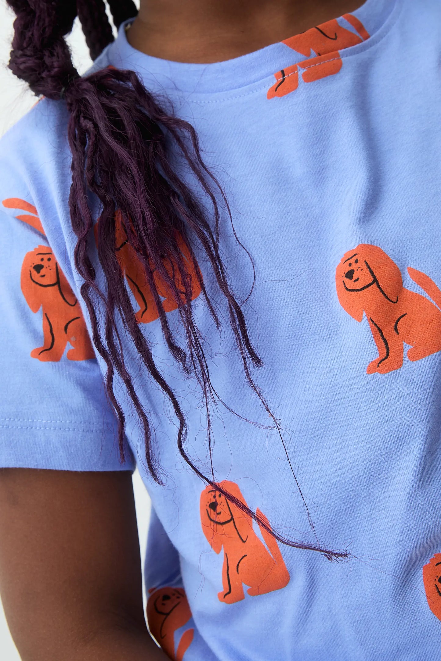 Maglietta da bambina con stampa di cuccioli