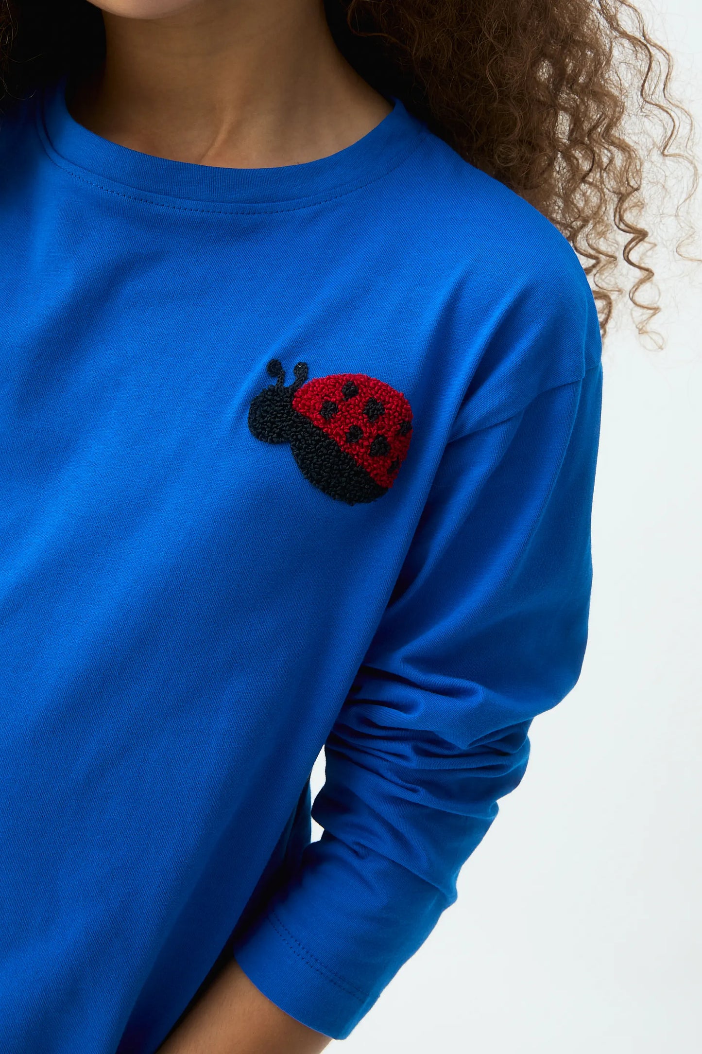 Camiseta de niña manga larga con parche de Coccinellidae