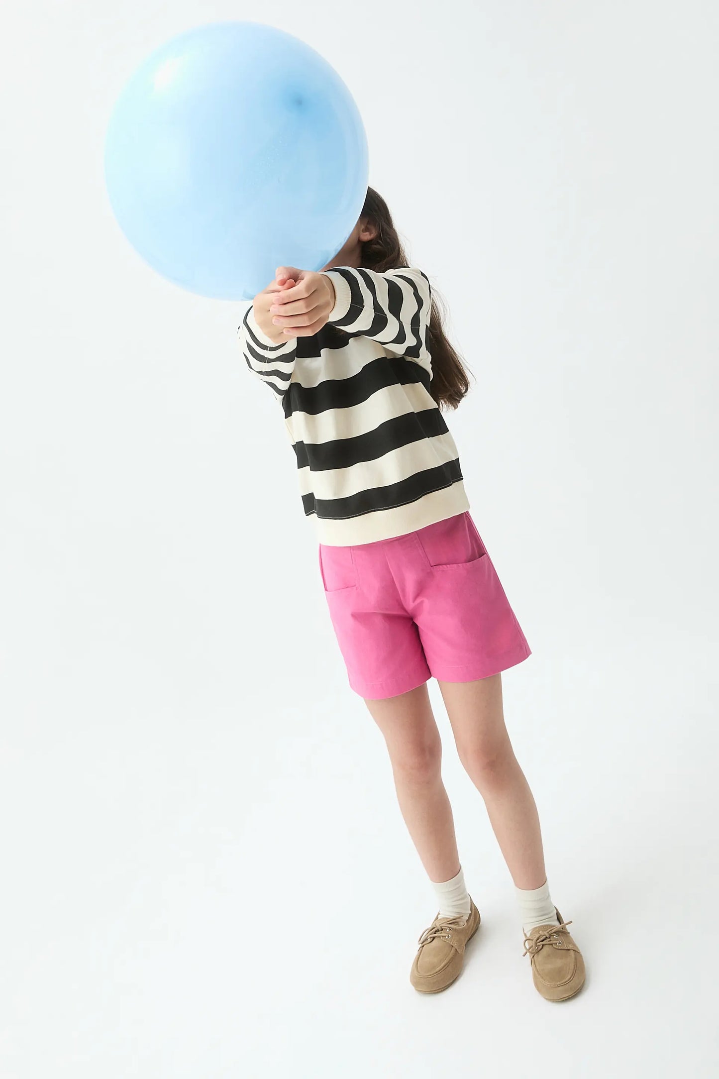 Sudadera de niña con estampado de rayas blanco y negro