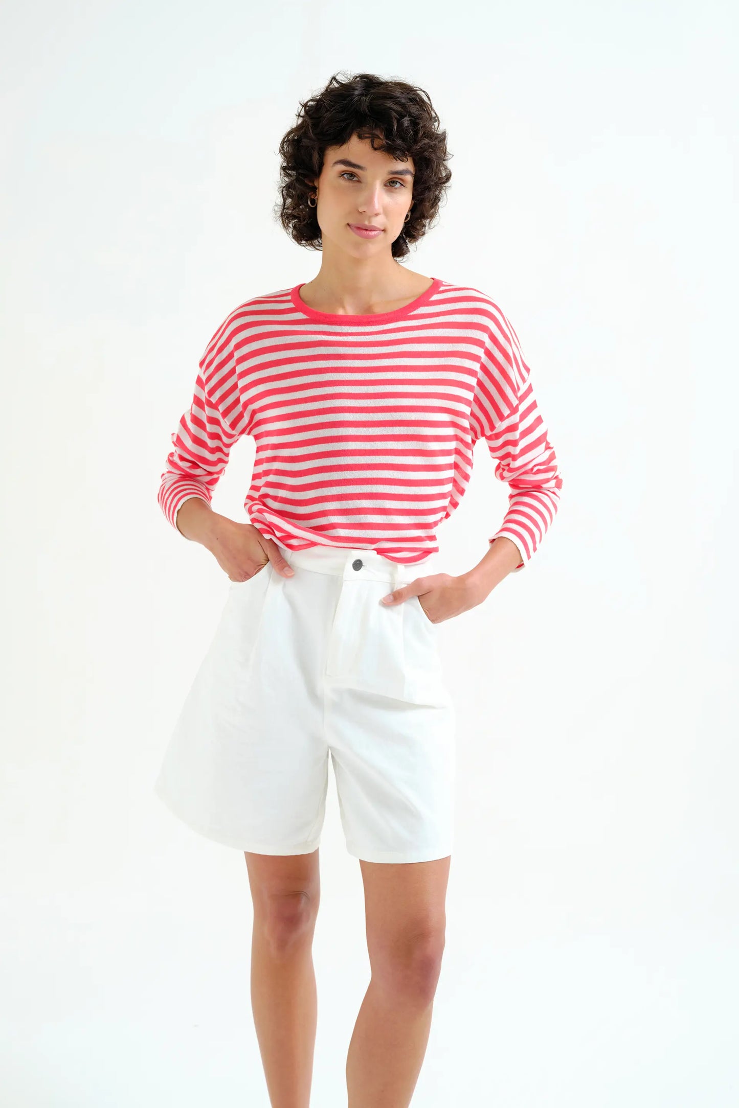 Maglione morbido in maglia con stampa a righe bianche e rosse
