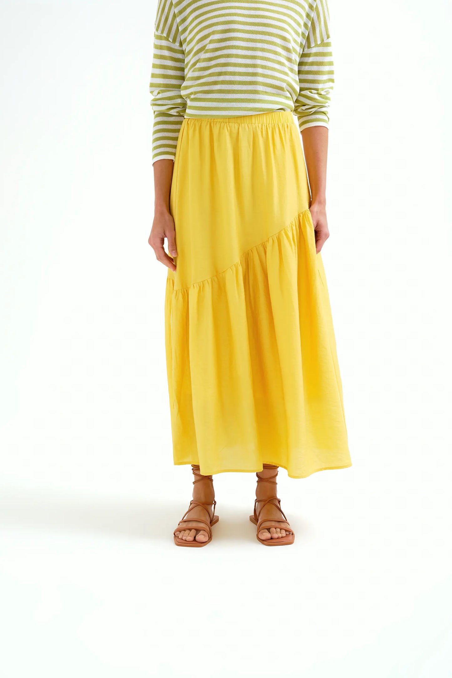 Falda larga amarilla con corte asimétrico