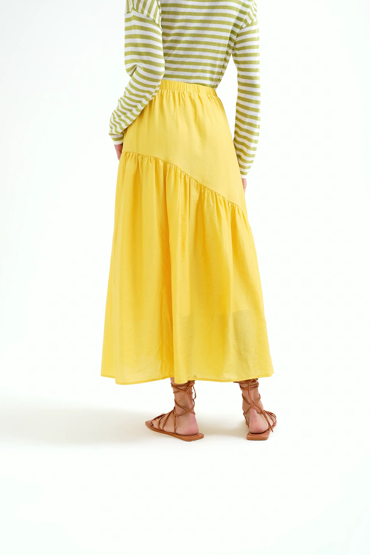 Falda larga amarilla con corte asimétrico