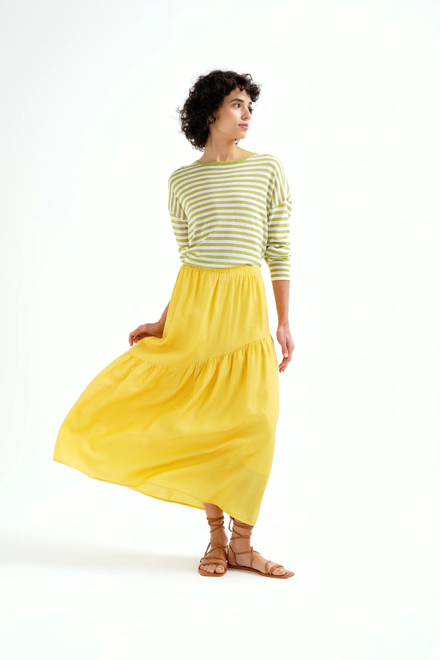 Falda larga amarilla con corte asimétrico