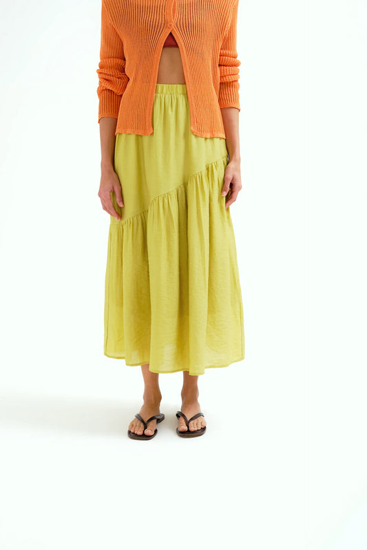 Falda larga verde pistacho con corte asimétrico