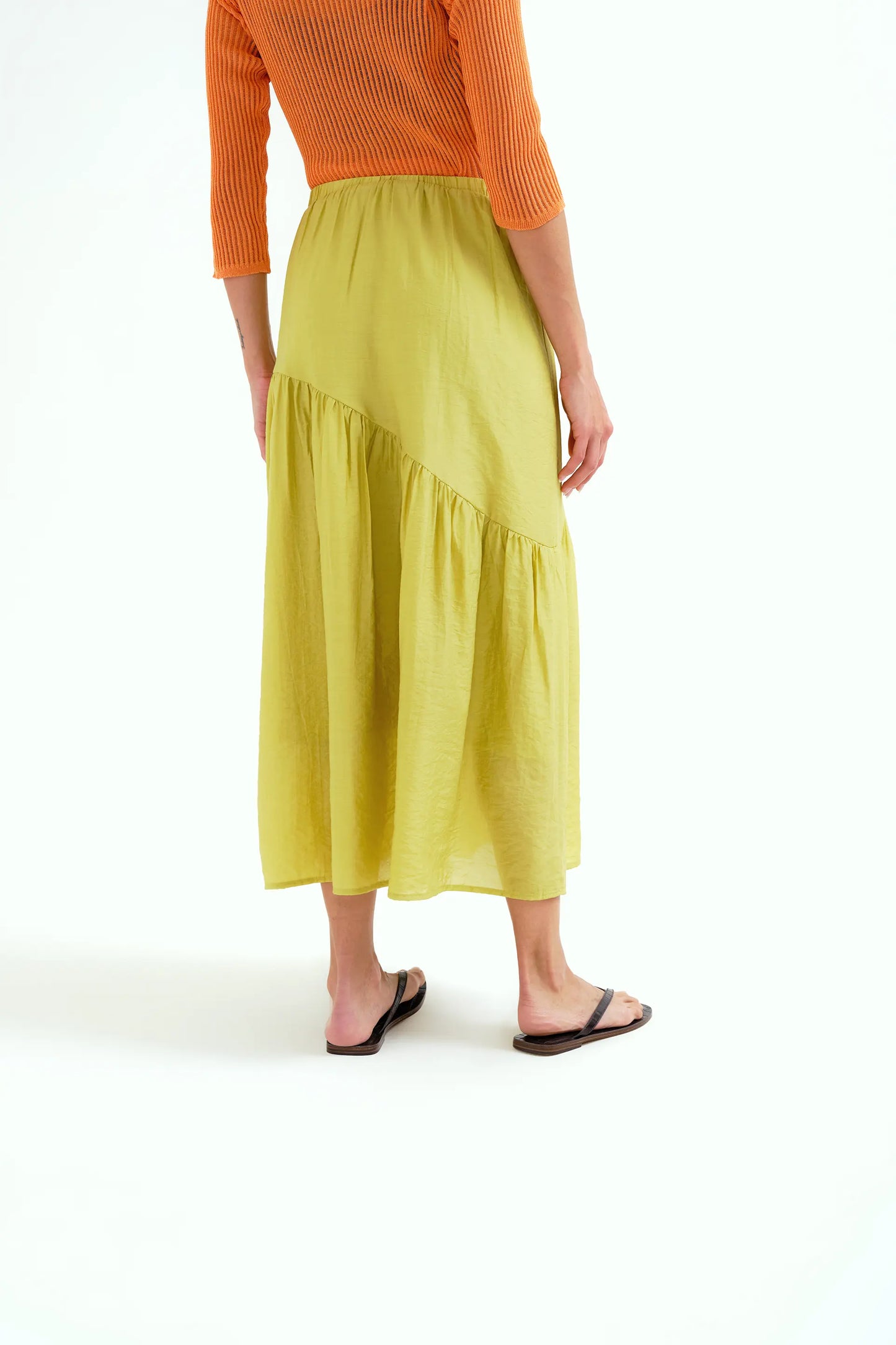 Falda larga verde pistacho con corte asimétrico
