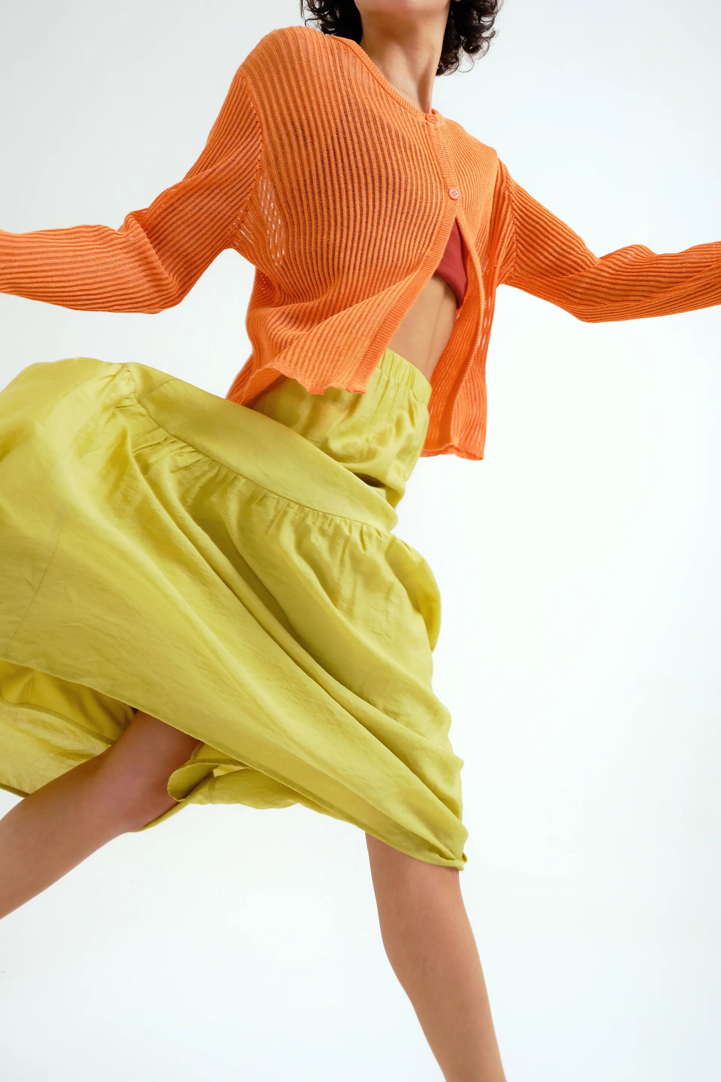 Falda larga verde pistacho con corte asimétrico