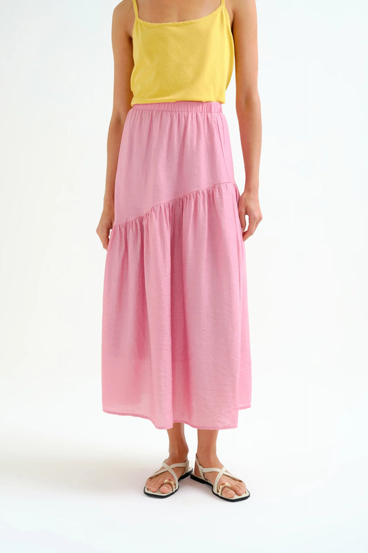 Falda larga rosa con corte asimétrico