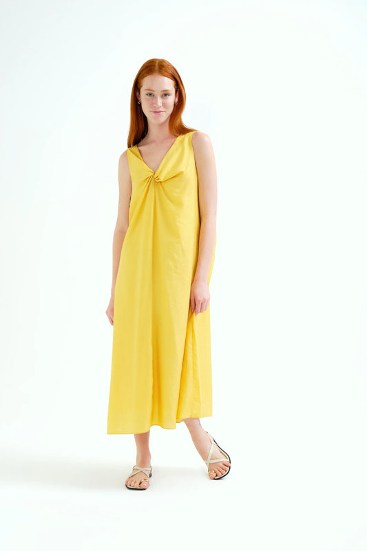 Vestido largo amarillo con detalle anudado