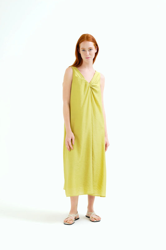 Vestido largo verde con detalle anudado