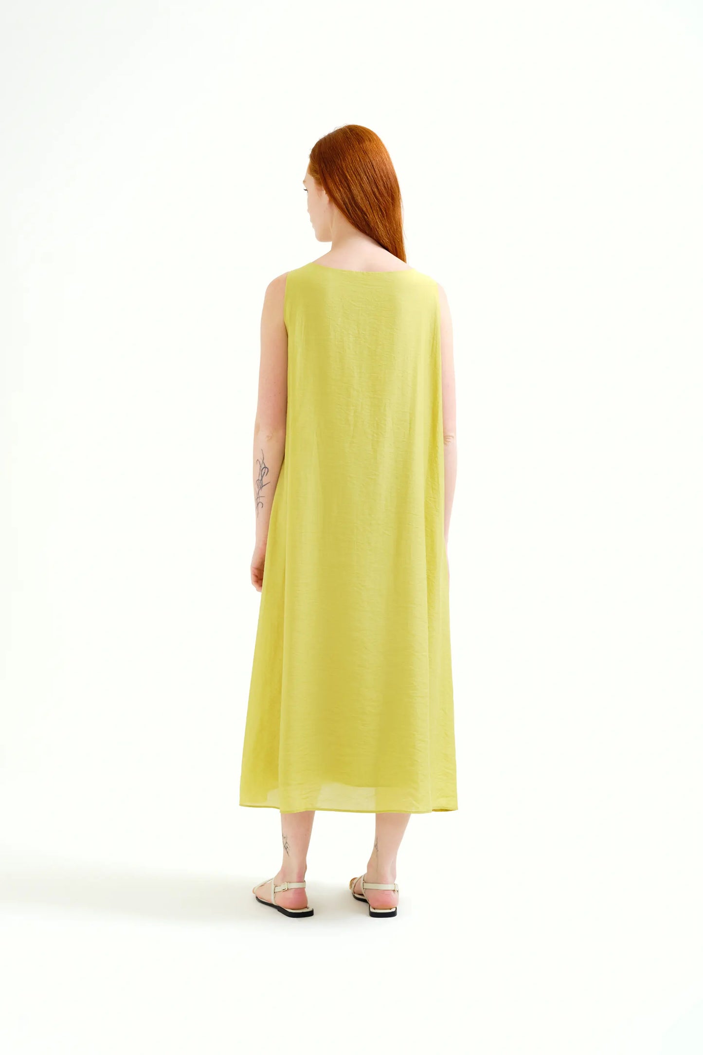 Vestido largo verde con detalle anudado