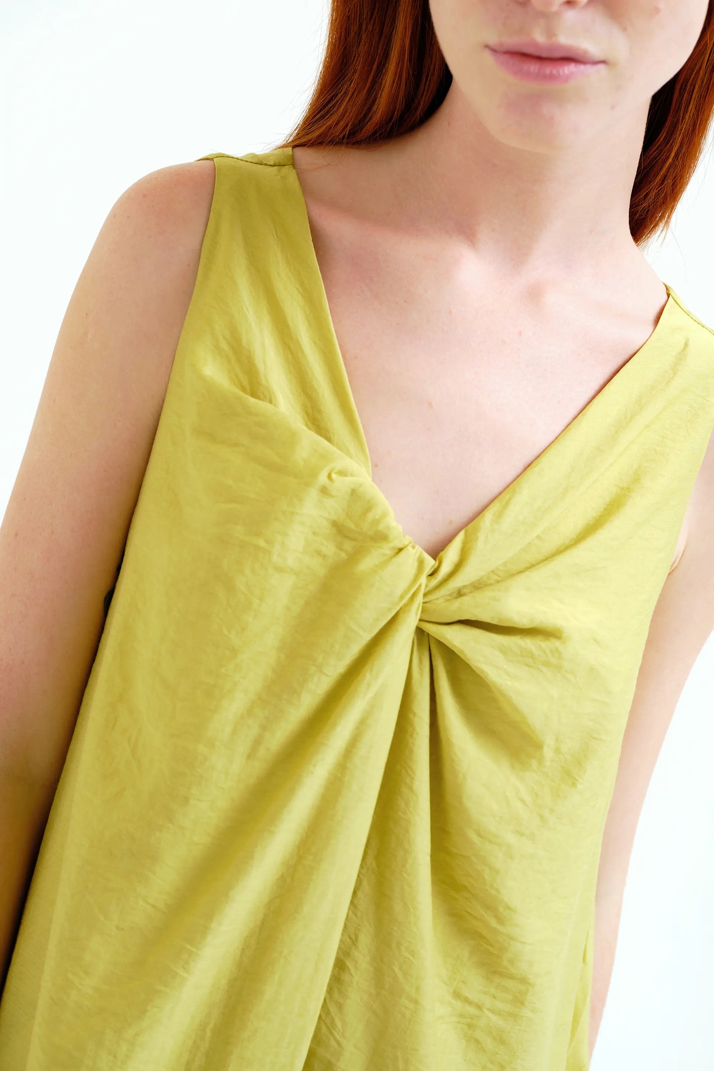 Vestido largo verde con detalle anudado