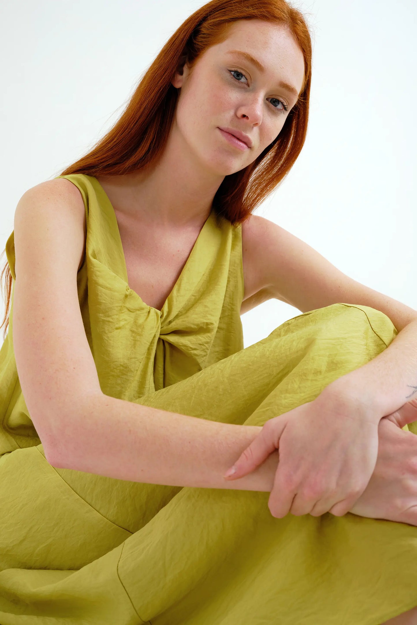 Vestido largo verde con detalle anudado