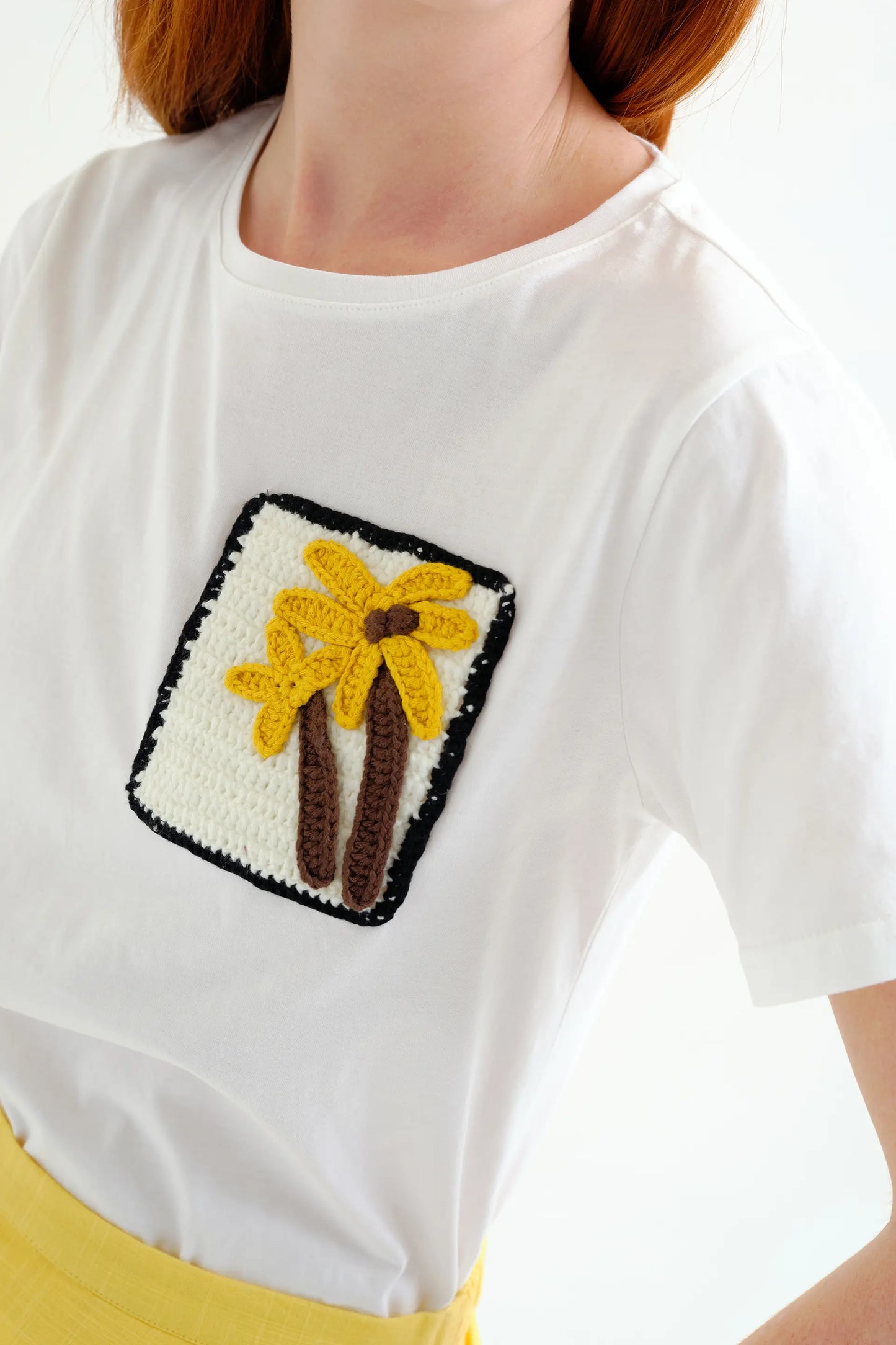 100% cotton t-shirt with embroidered palm tree