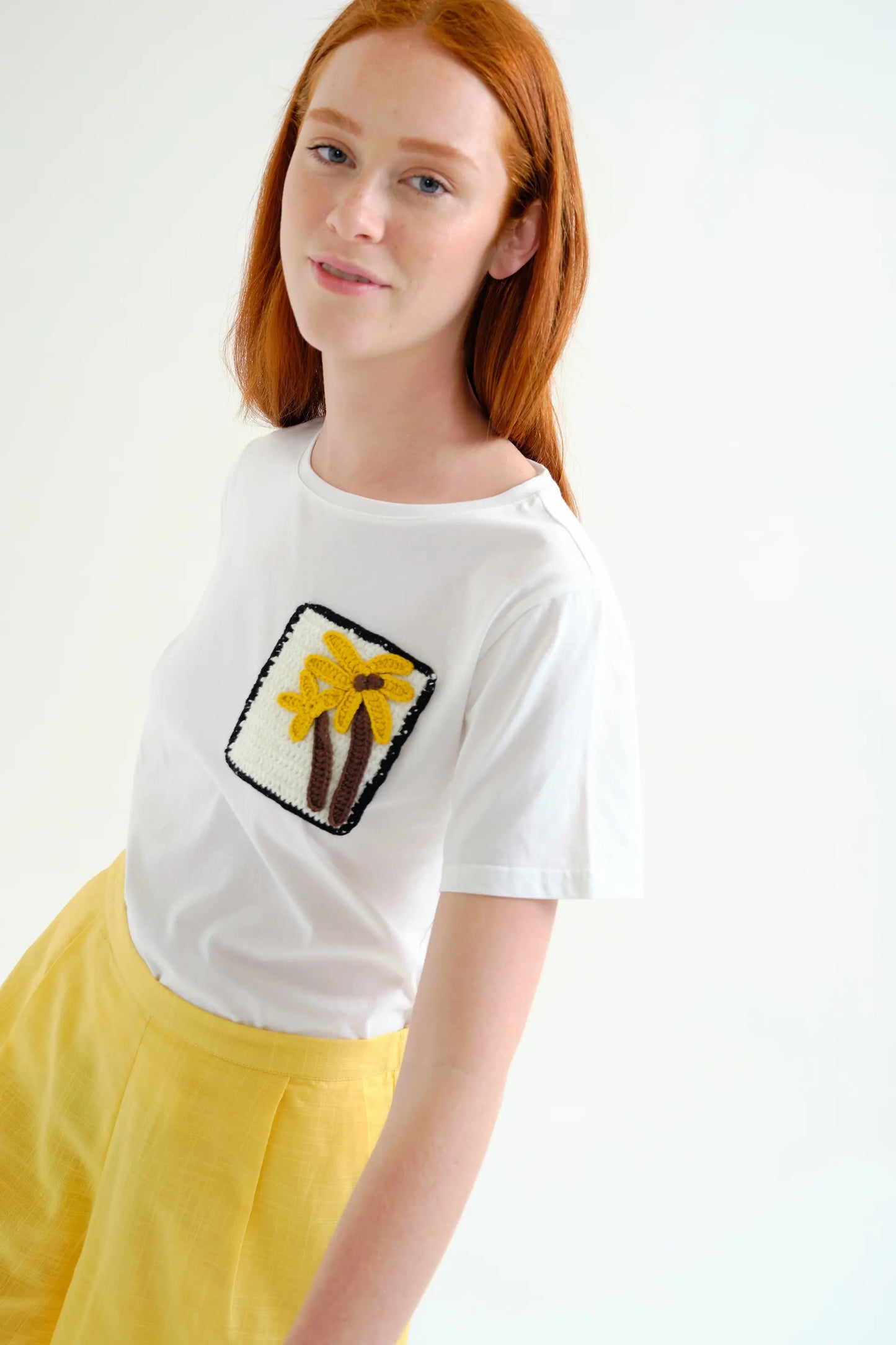100% cotton t-shirt with embroidered palm tree