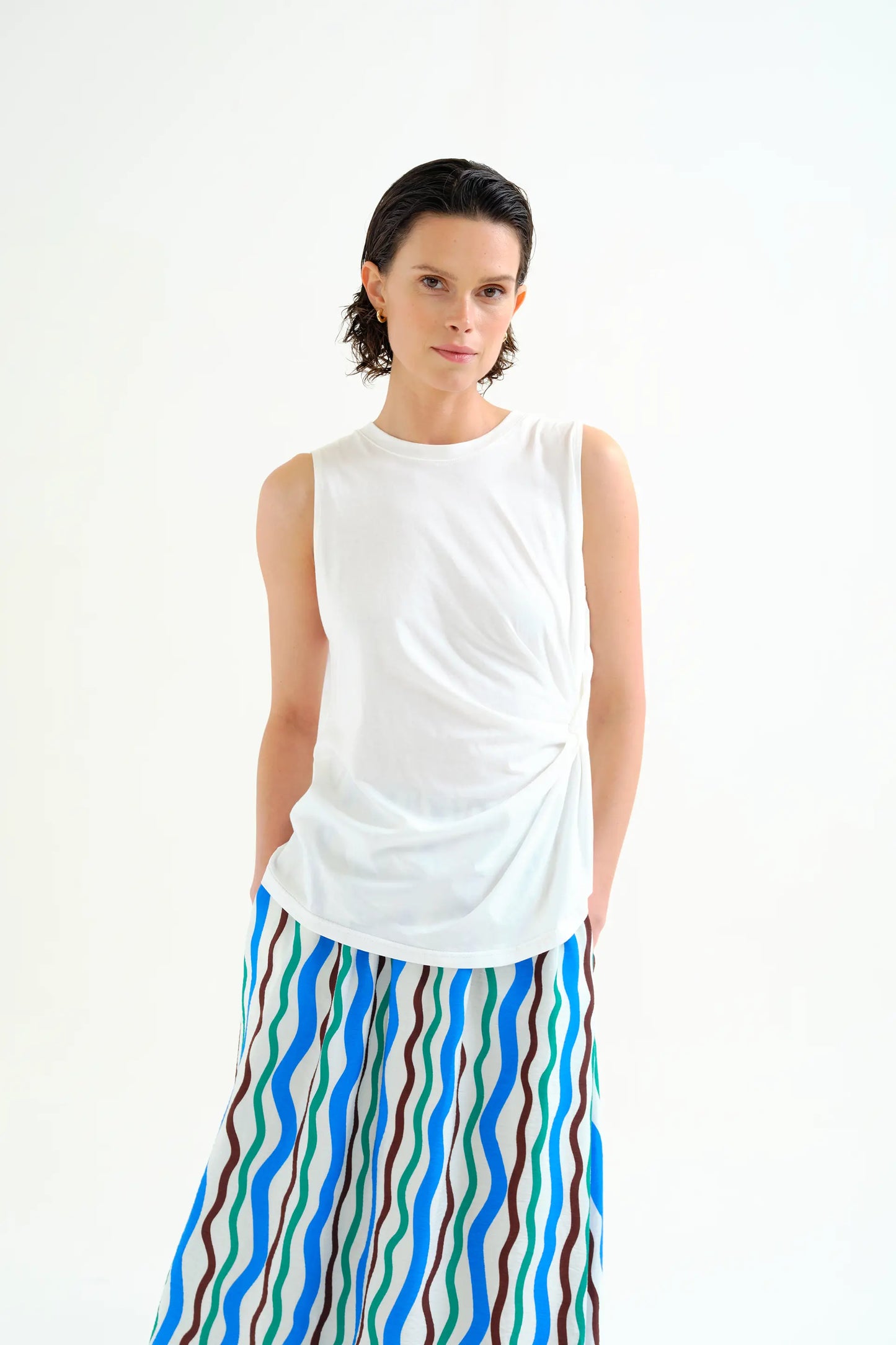 Camisa blanca 100% algodón con detalle drapeado