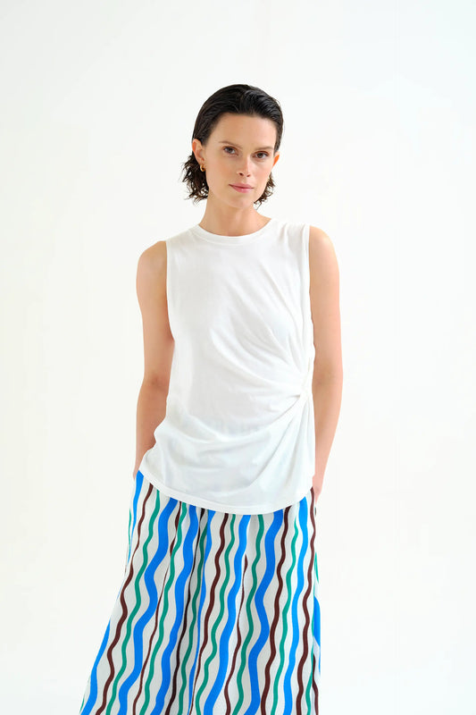 Camisa blanca 100% algodón con detalle drapeado