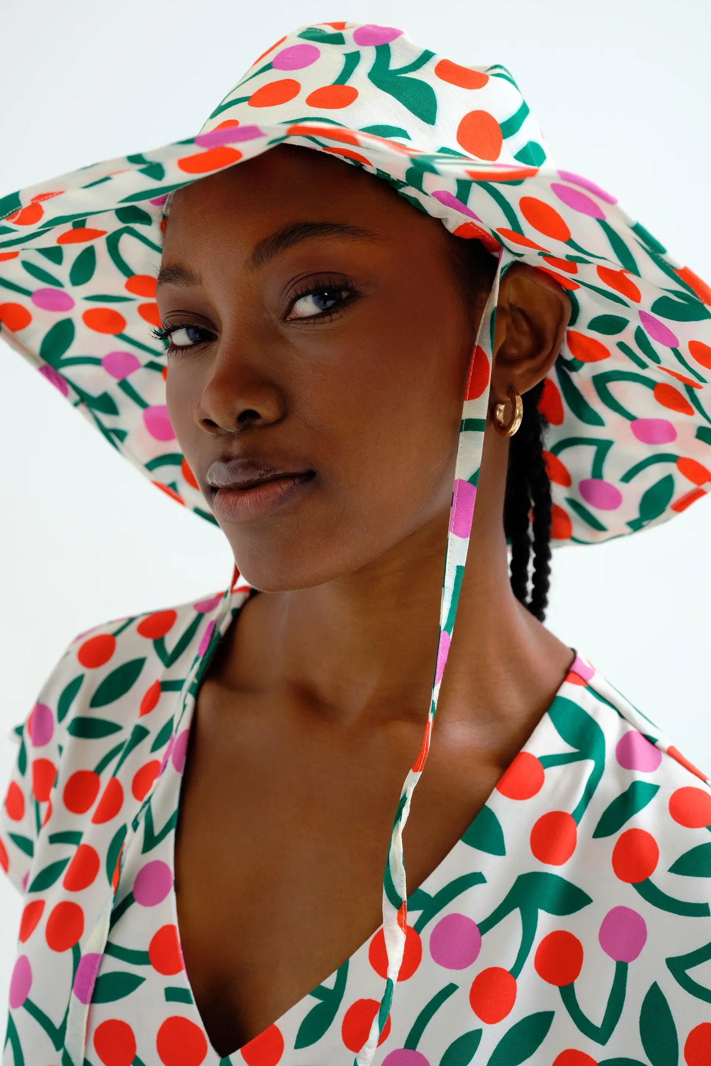 Cappello con stampa bordeaux