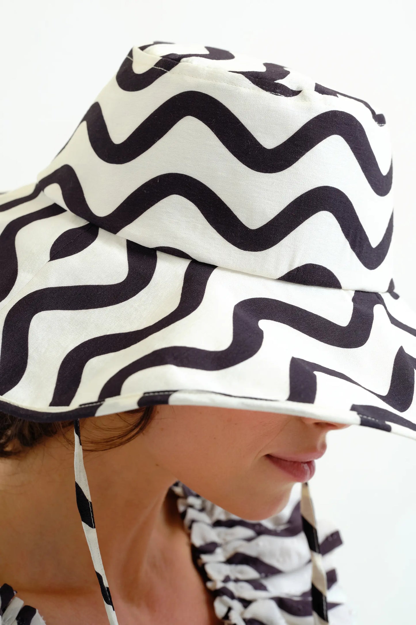 Cappello con stampa Wave Black &amp; White