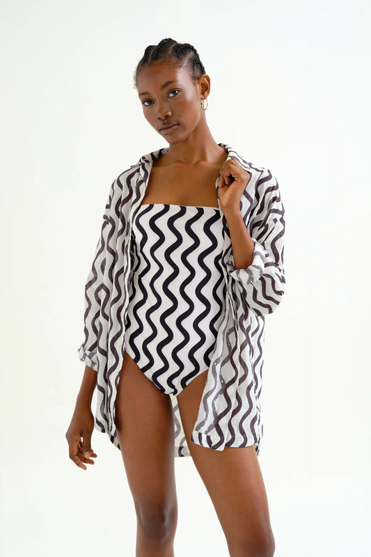 T-shirt con stampa a onde in bianco e nero