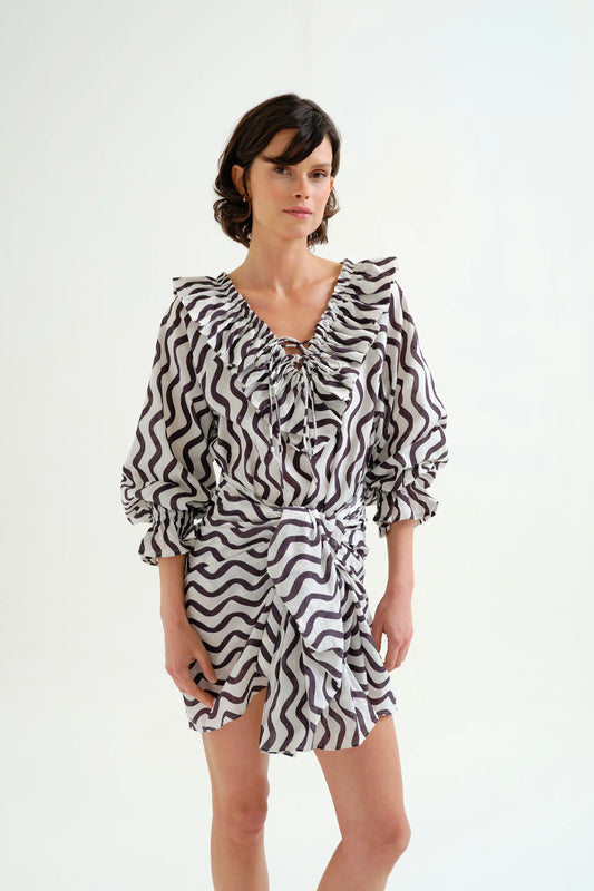 Top playero con estampado Wave Black & White con volantes