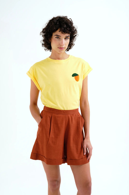 Camiseta con bordado de naranja