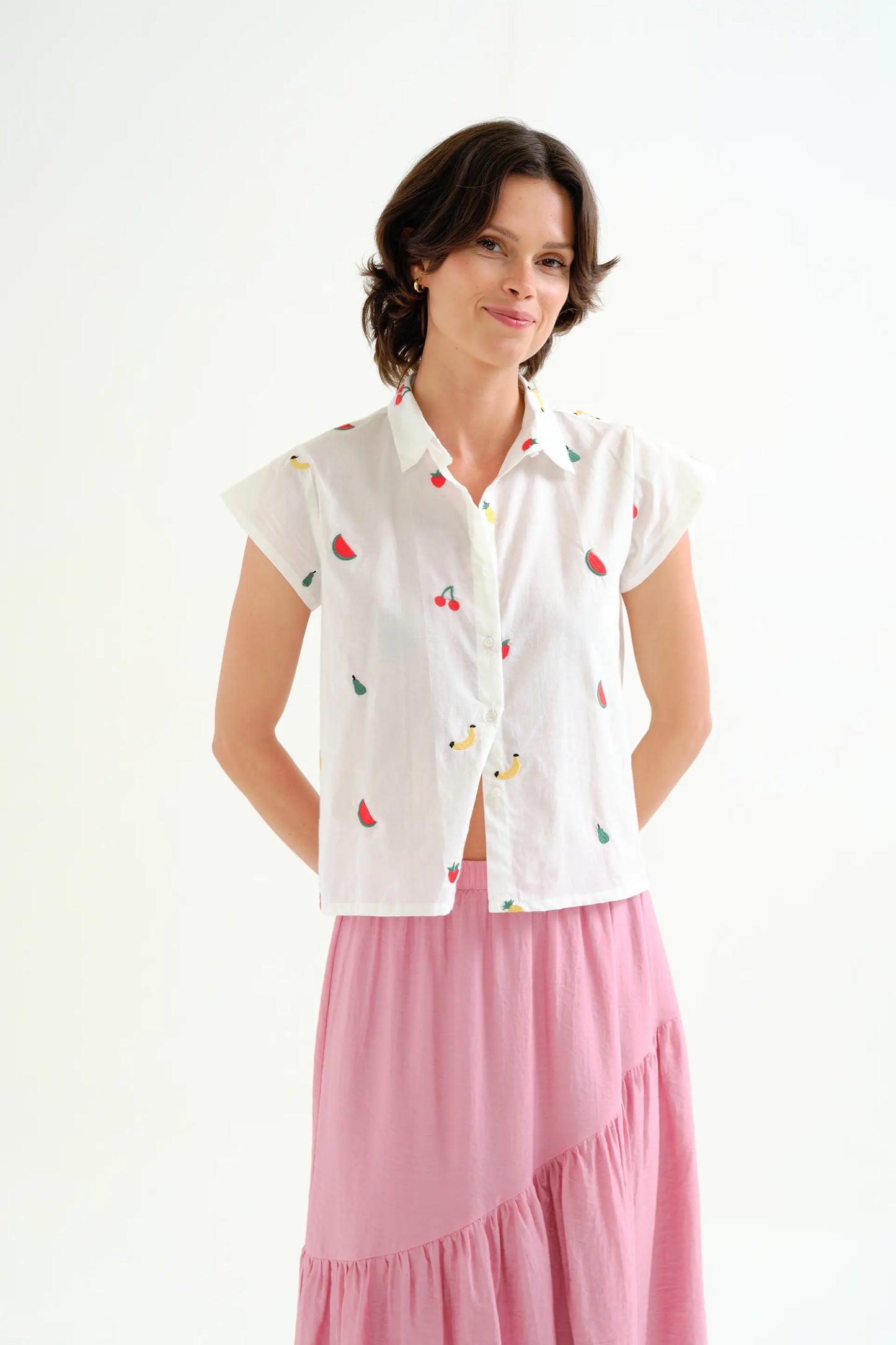 Camicia bianca, 100% cotone, con ricamo macedonia di frutta