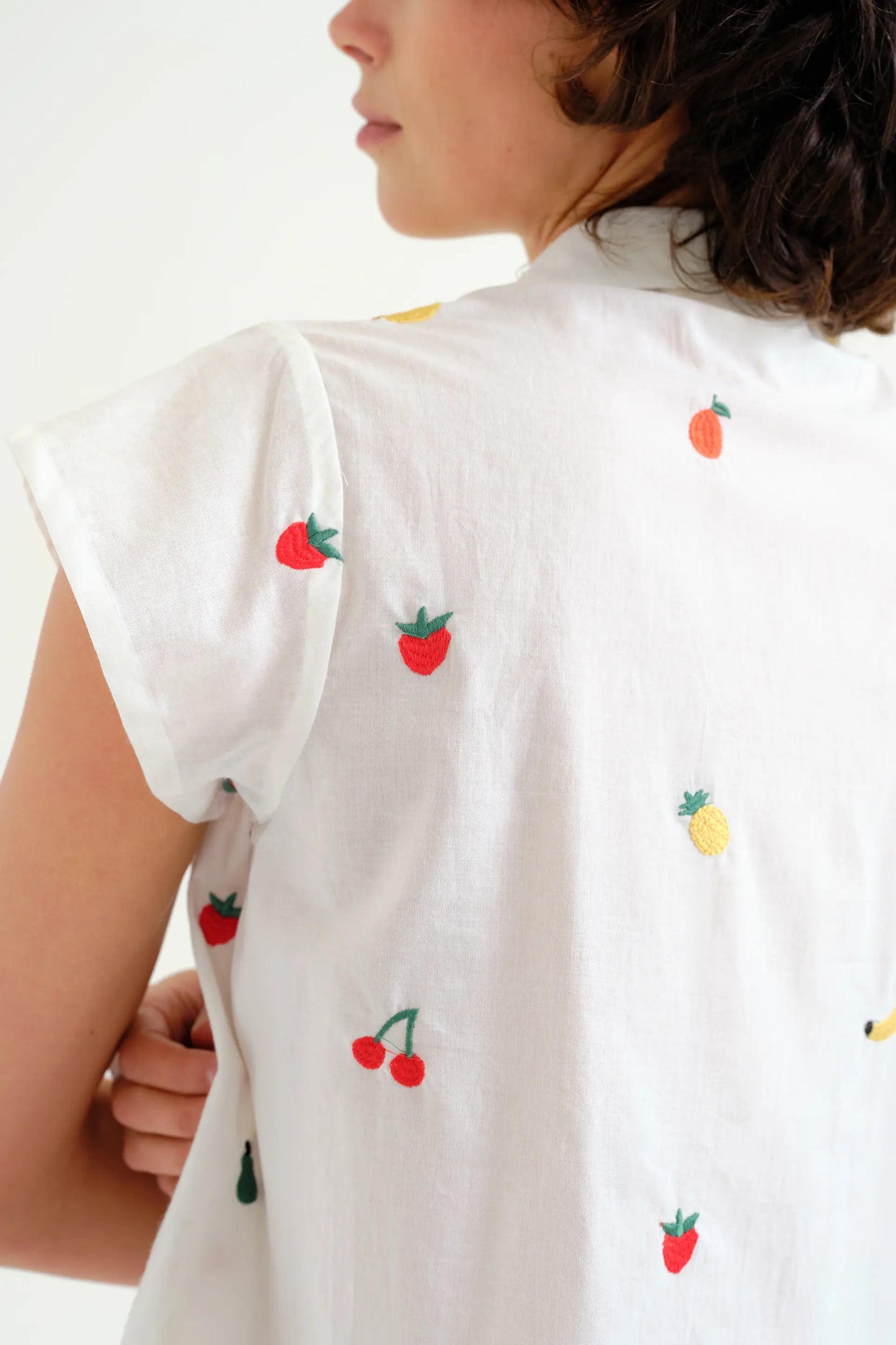 Camicia bianca, 100% cotone, con ricamo macedonia di frutta