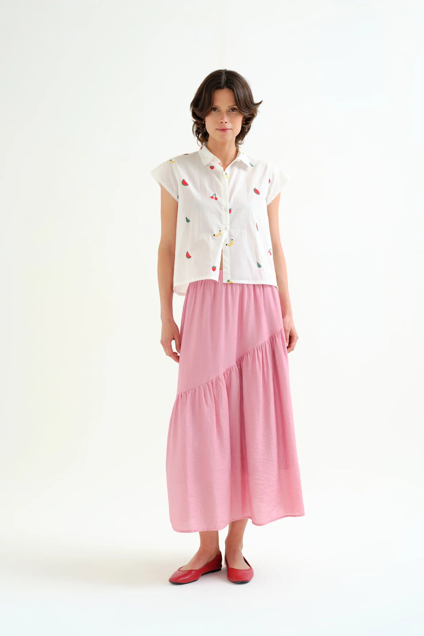 Camicia bianca, 100% cotone, con ricamo macedonia di frutta