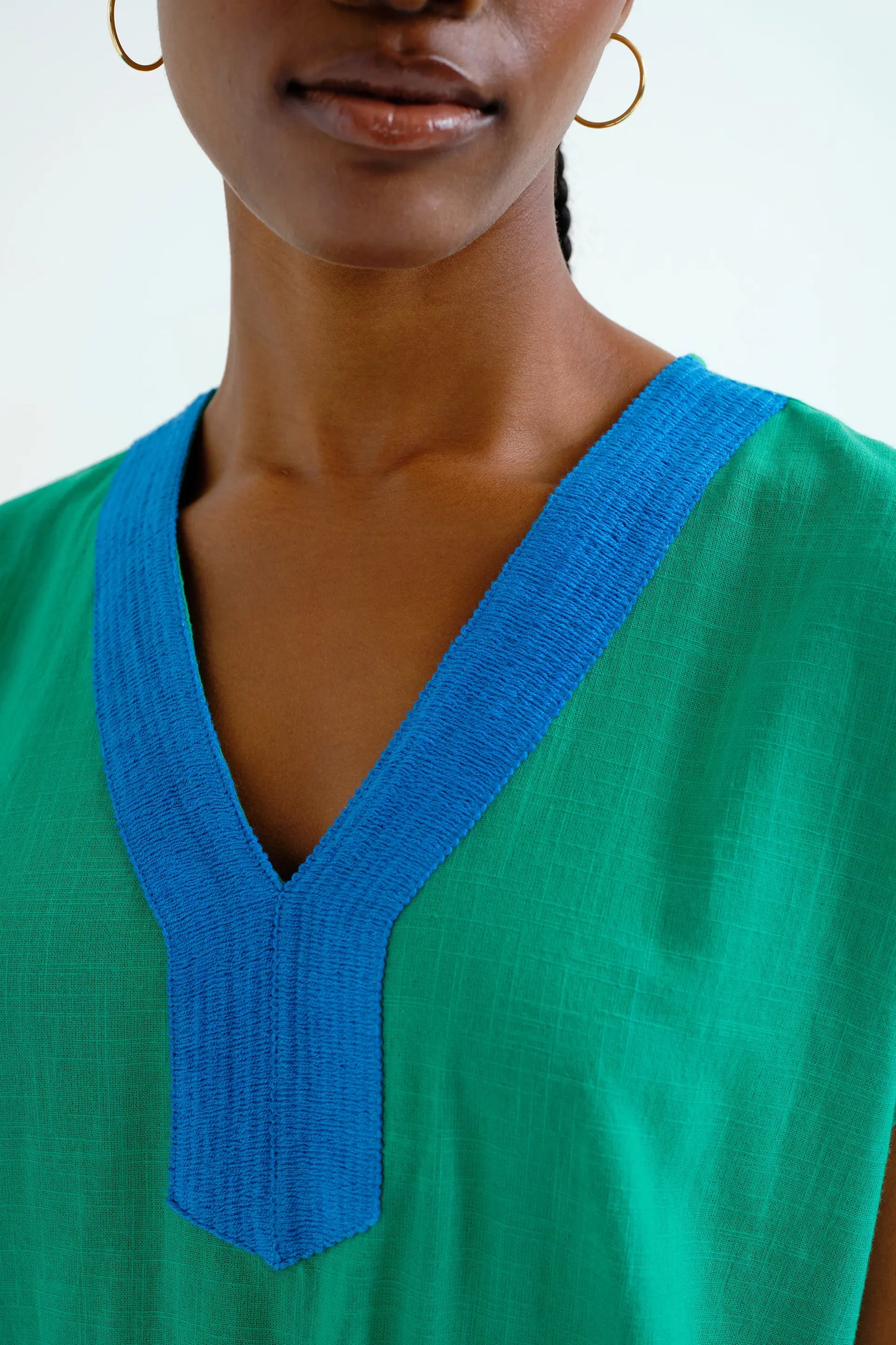 Lungo caftano verde con scollatura blu