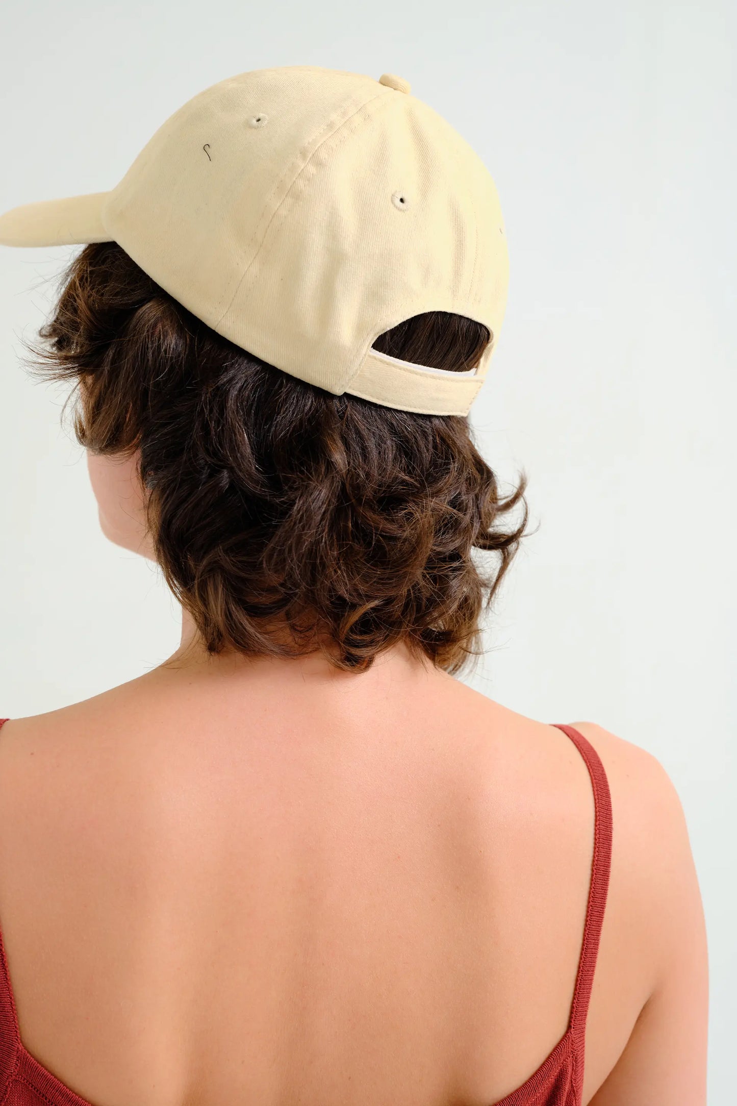Gorra beige  con bordado de elefante rojo