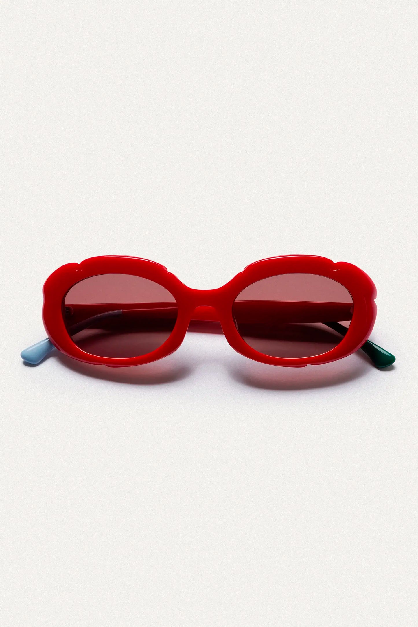 Gafas de sol rojas con punta patillas multicolor azul claro y verde