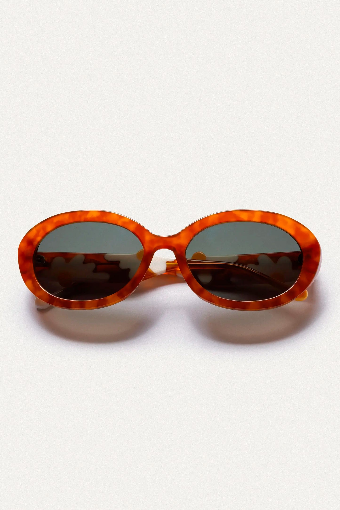 Gafas de sol marrones con estampado de margaritas
