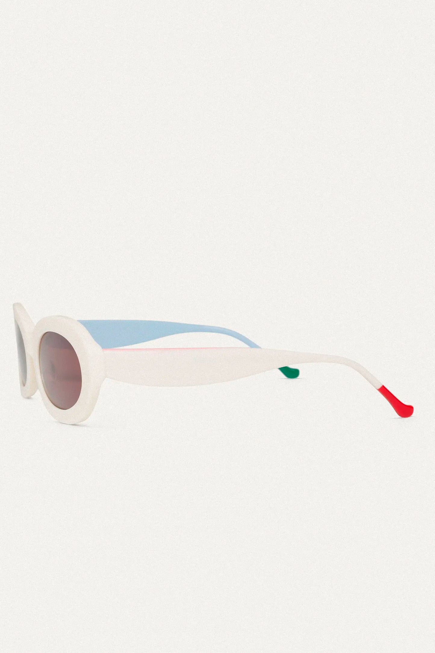 Gafas de sol blancas con punta de patillas multicolor verde y rojo