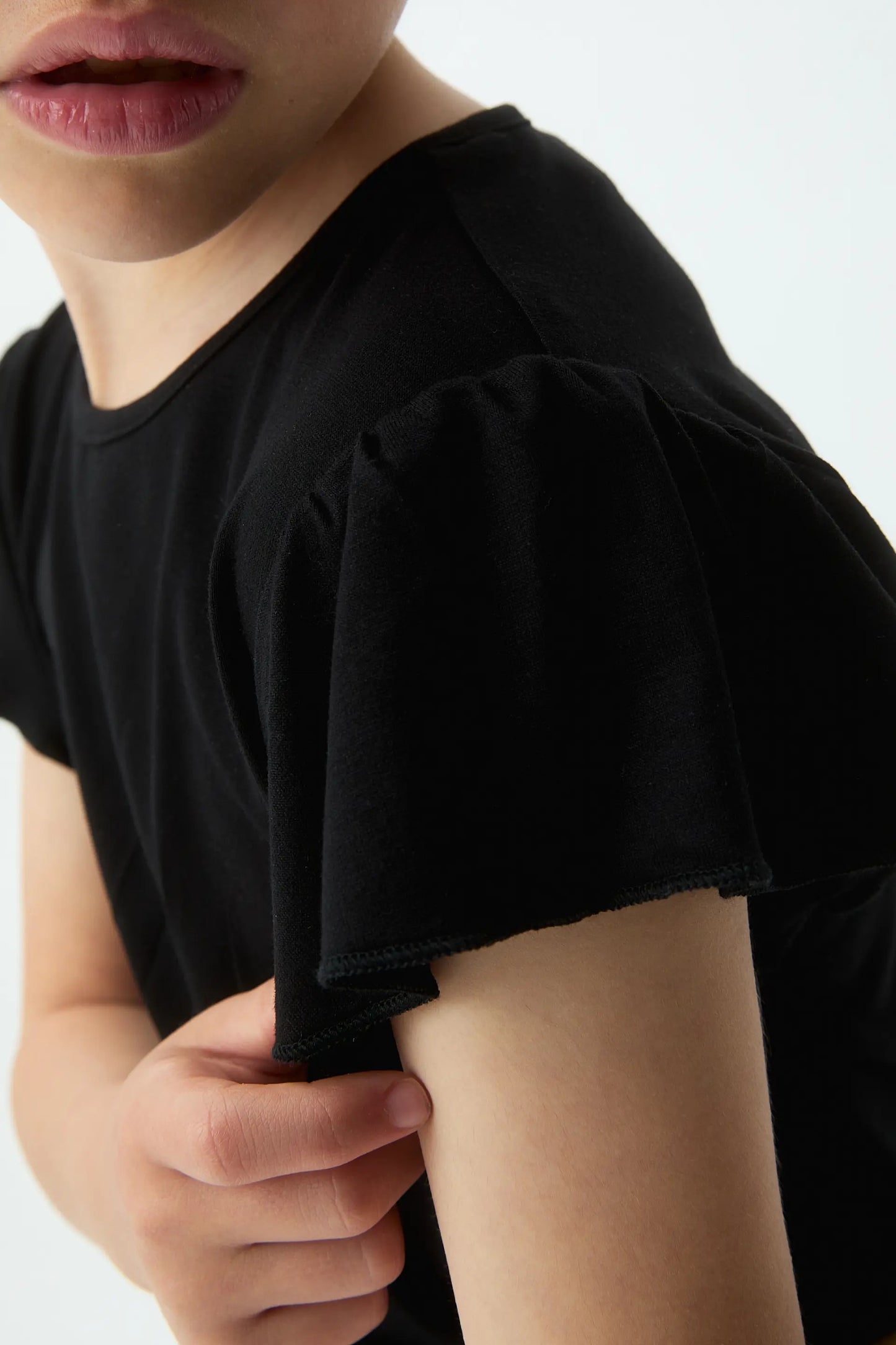 Black short-sleeved t-shirt for girls