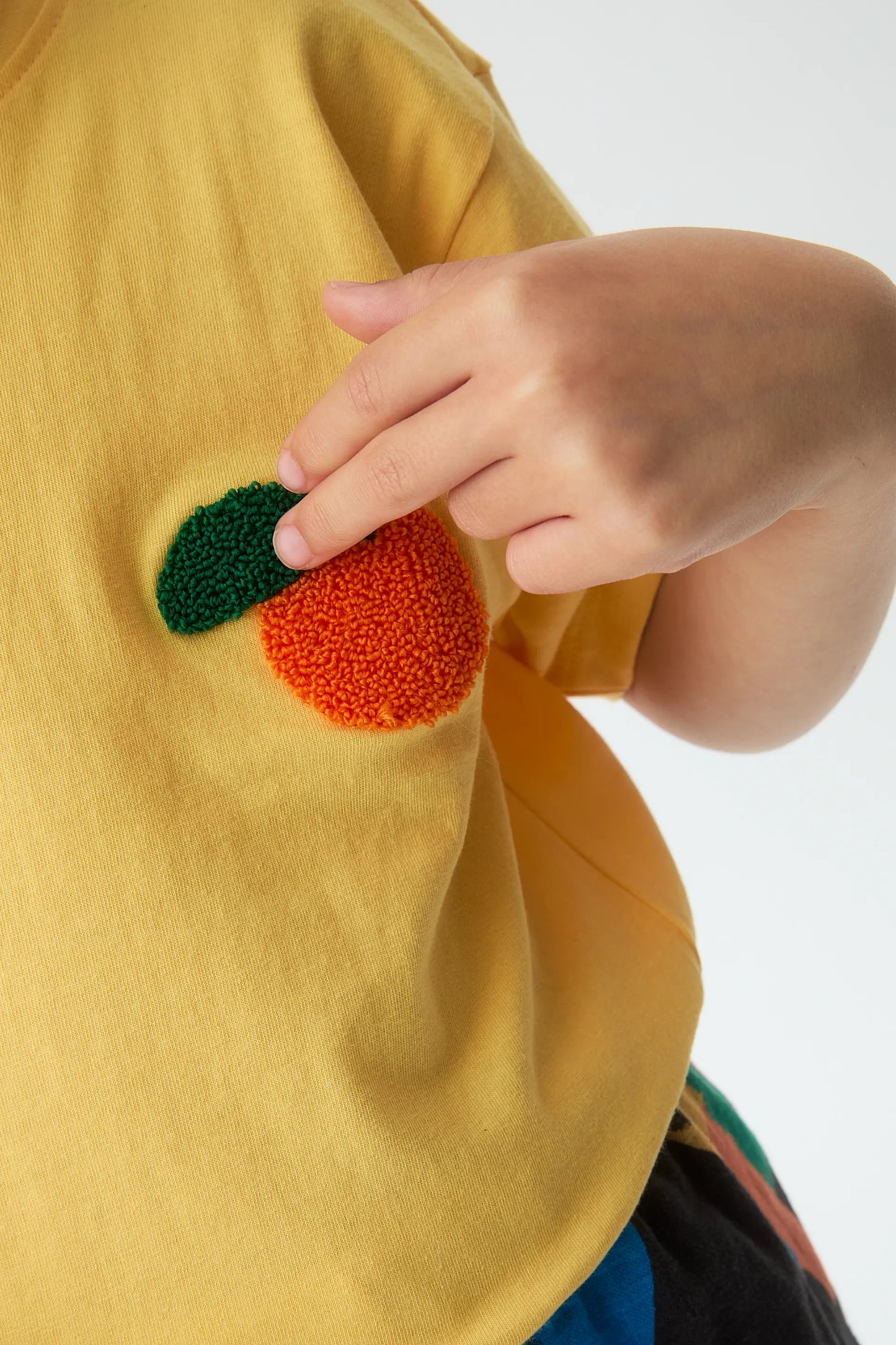 Girl's 100% cotton t-shirt with orange patch