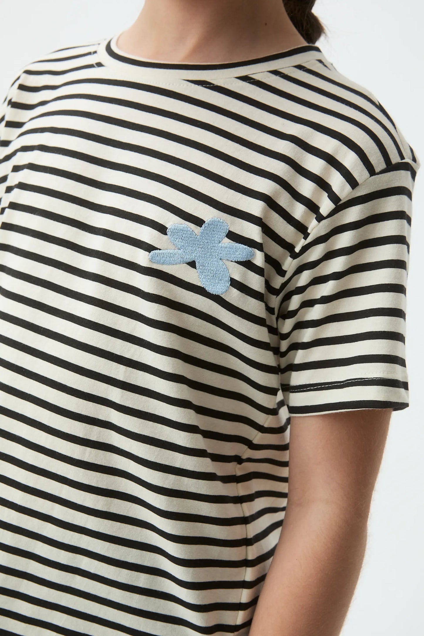 Girls' 100% cotton t-shirt with blue flower patch