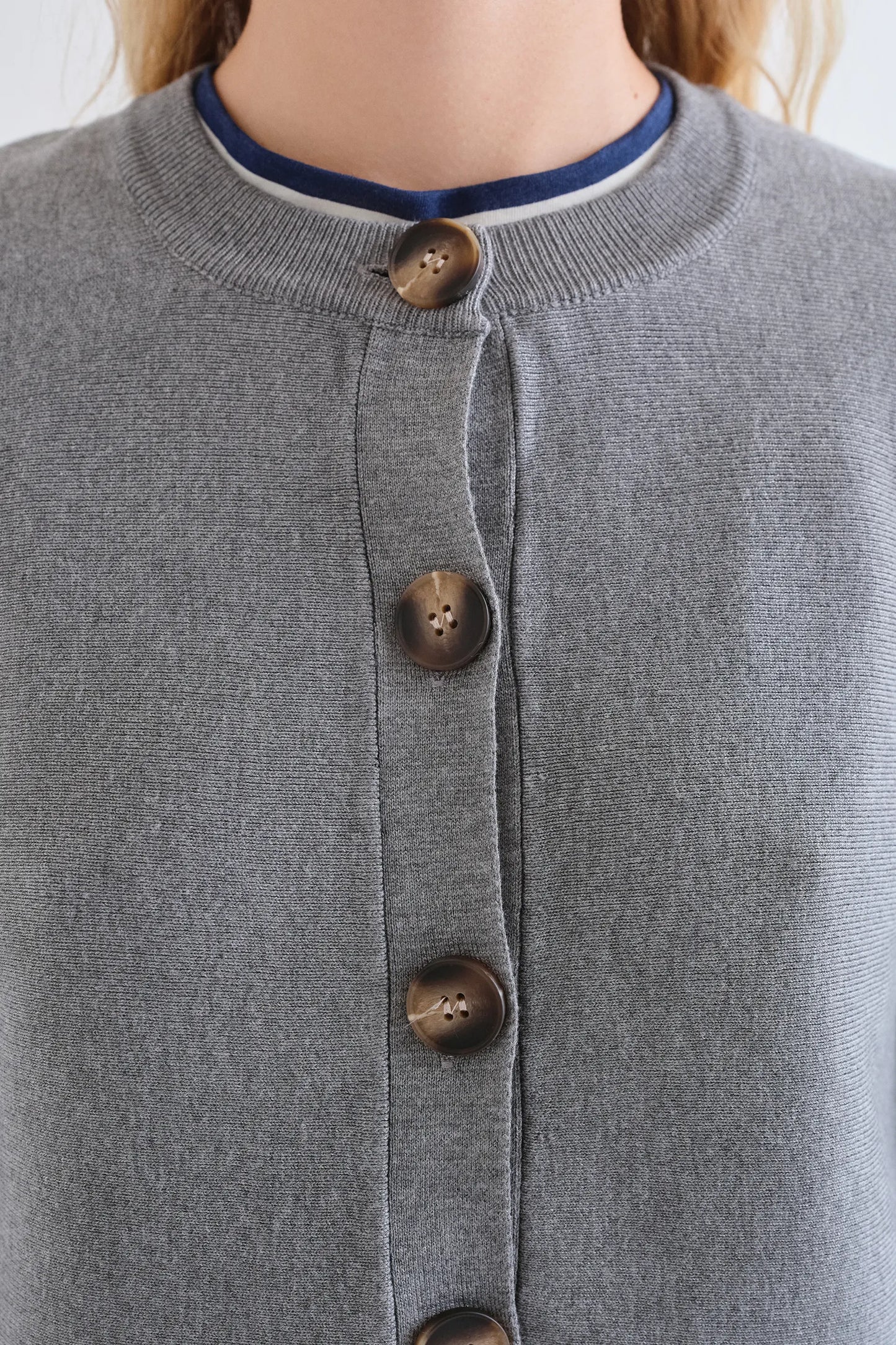 Cardigan grigio con bottoni bicolore