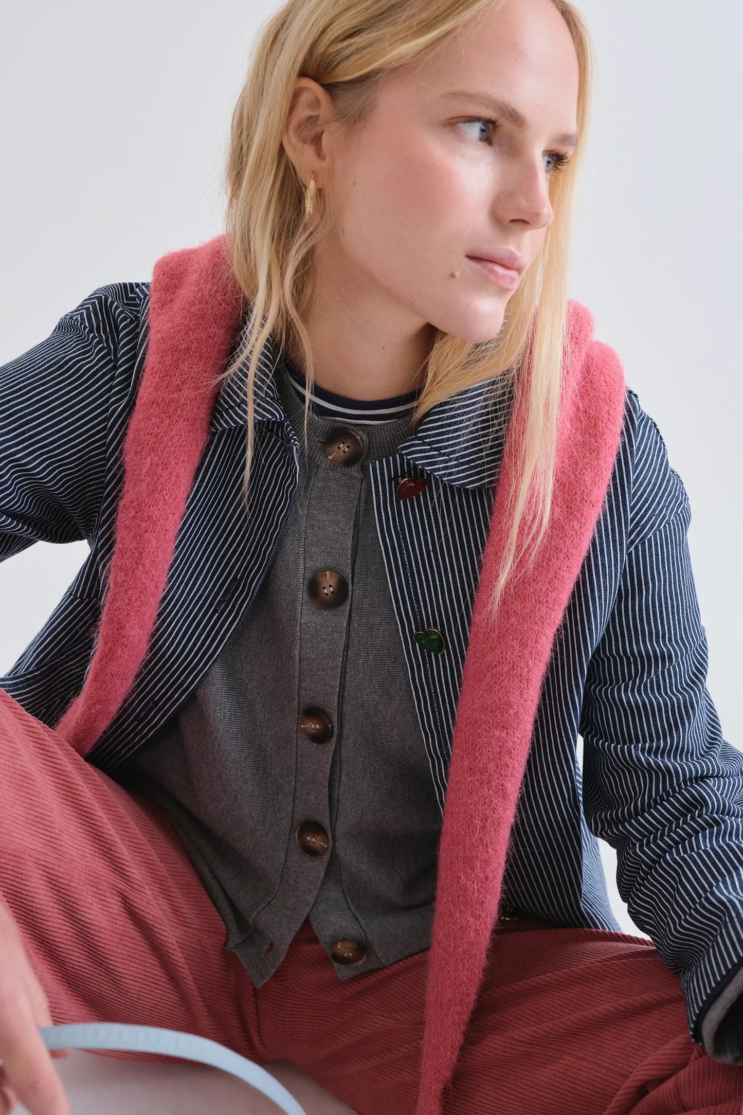 Cardigan grigio con bottoni bicolore