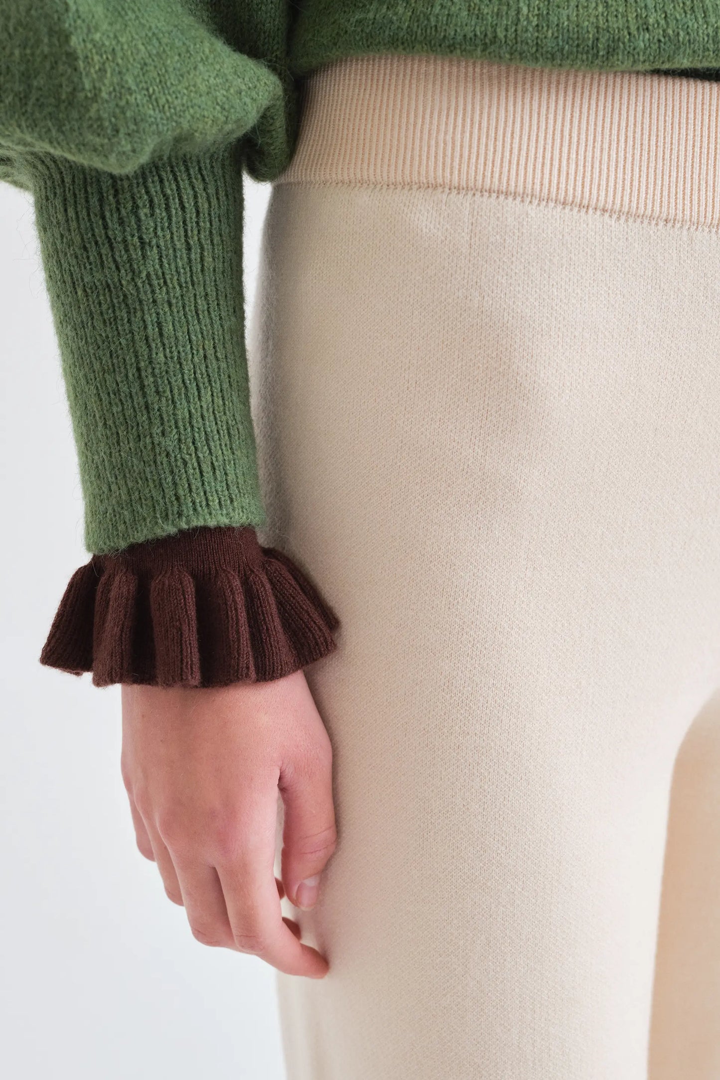 Pantalón básico de punto blanco crudo