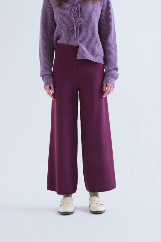 Pantalón básico de punto berenjena