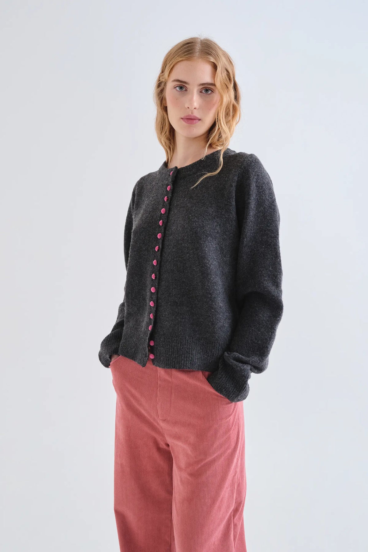 Cárdigan gris oscuro con botones rosa