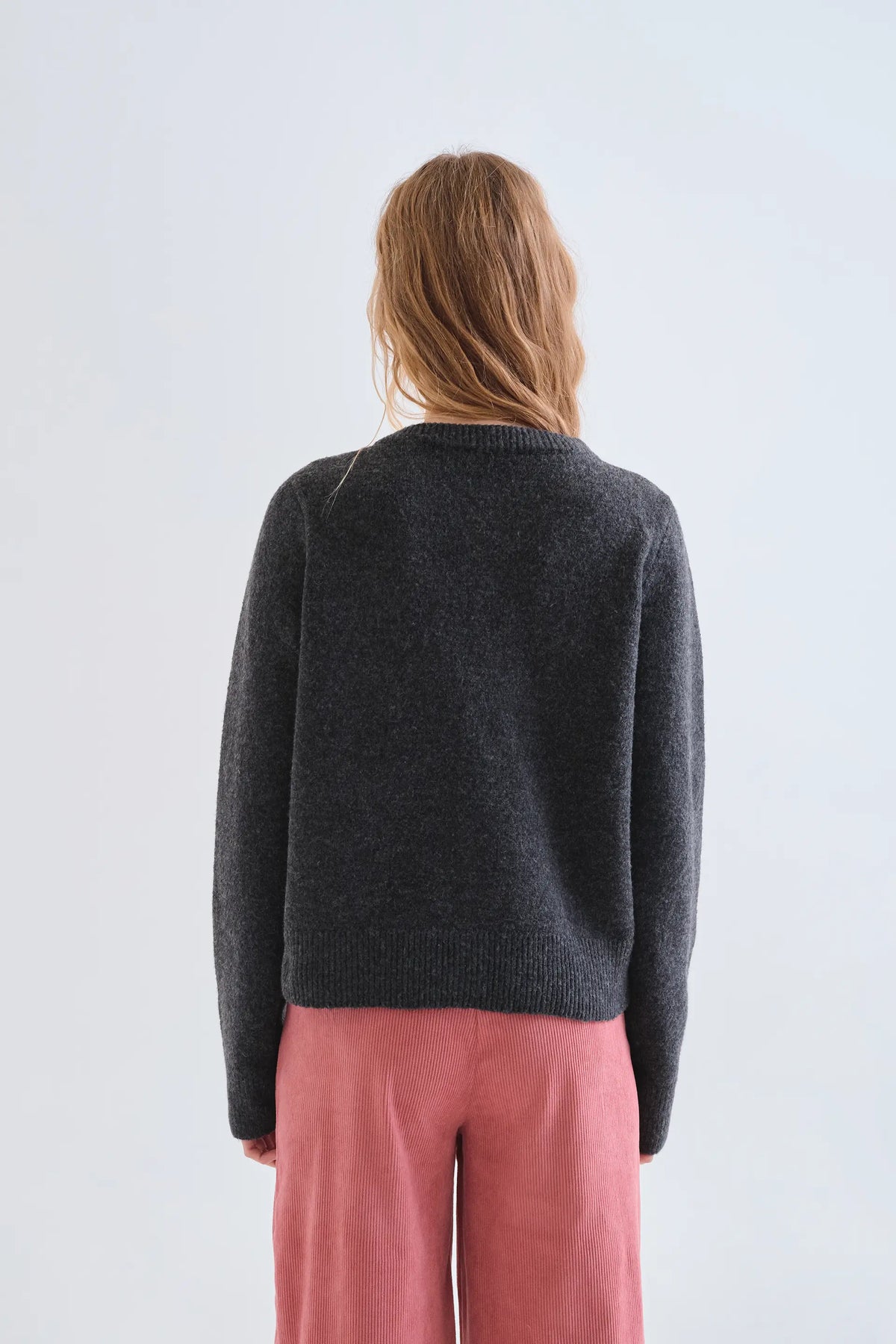 Cárdigan gris oscuro con botones rosa