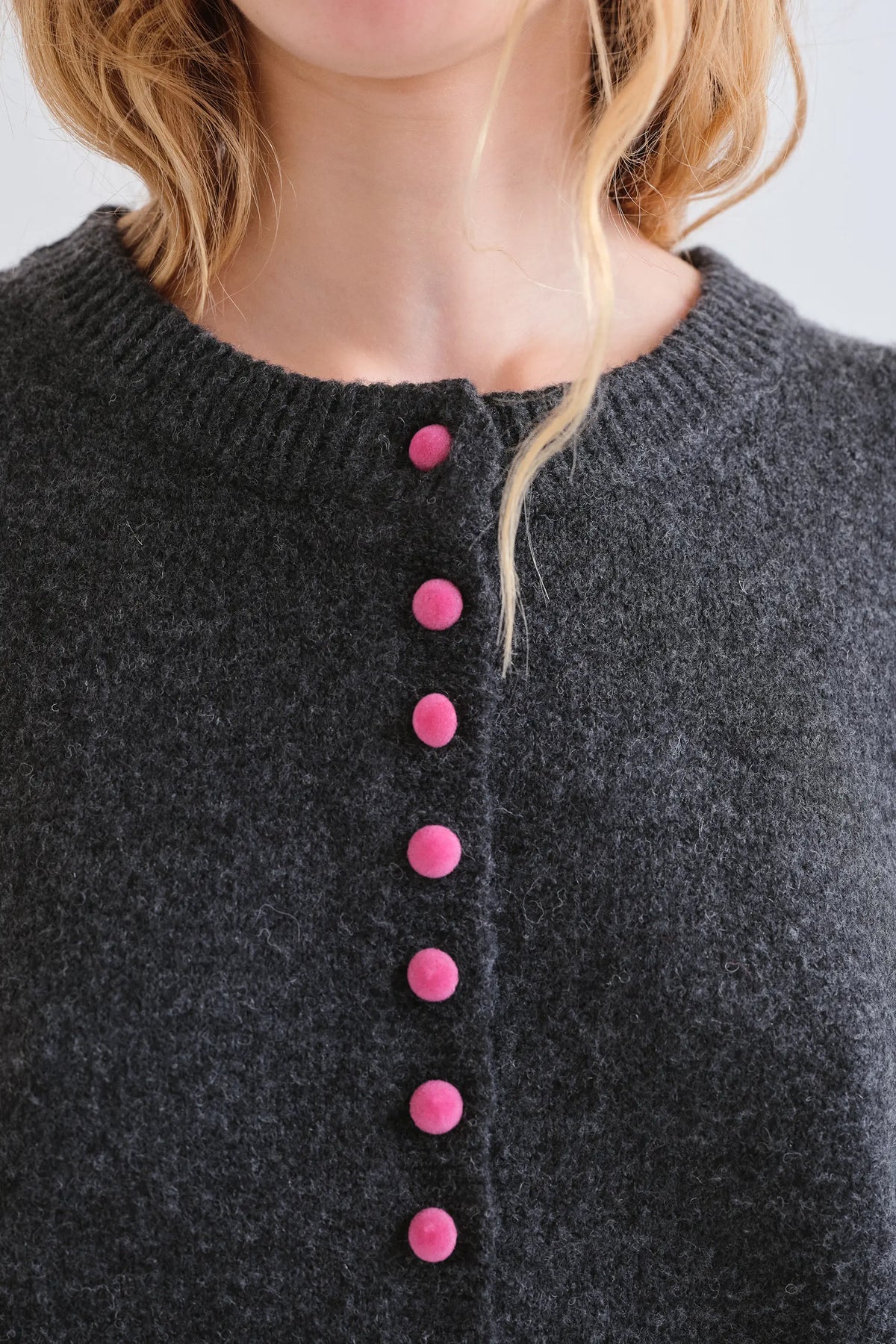 Cárdigan gris oscuro con botones rosa