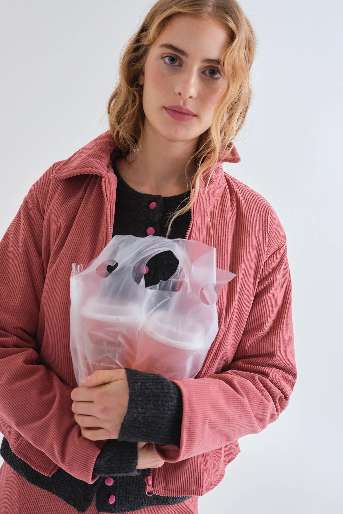 Cárdigan gris oscuro con botones rosa