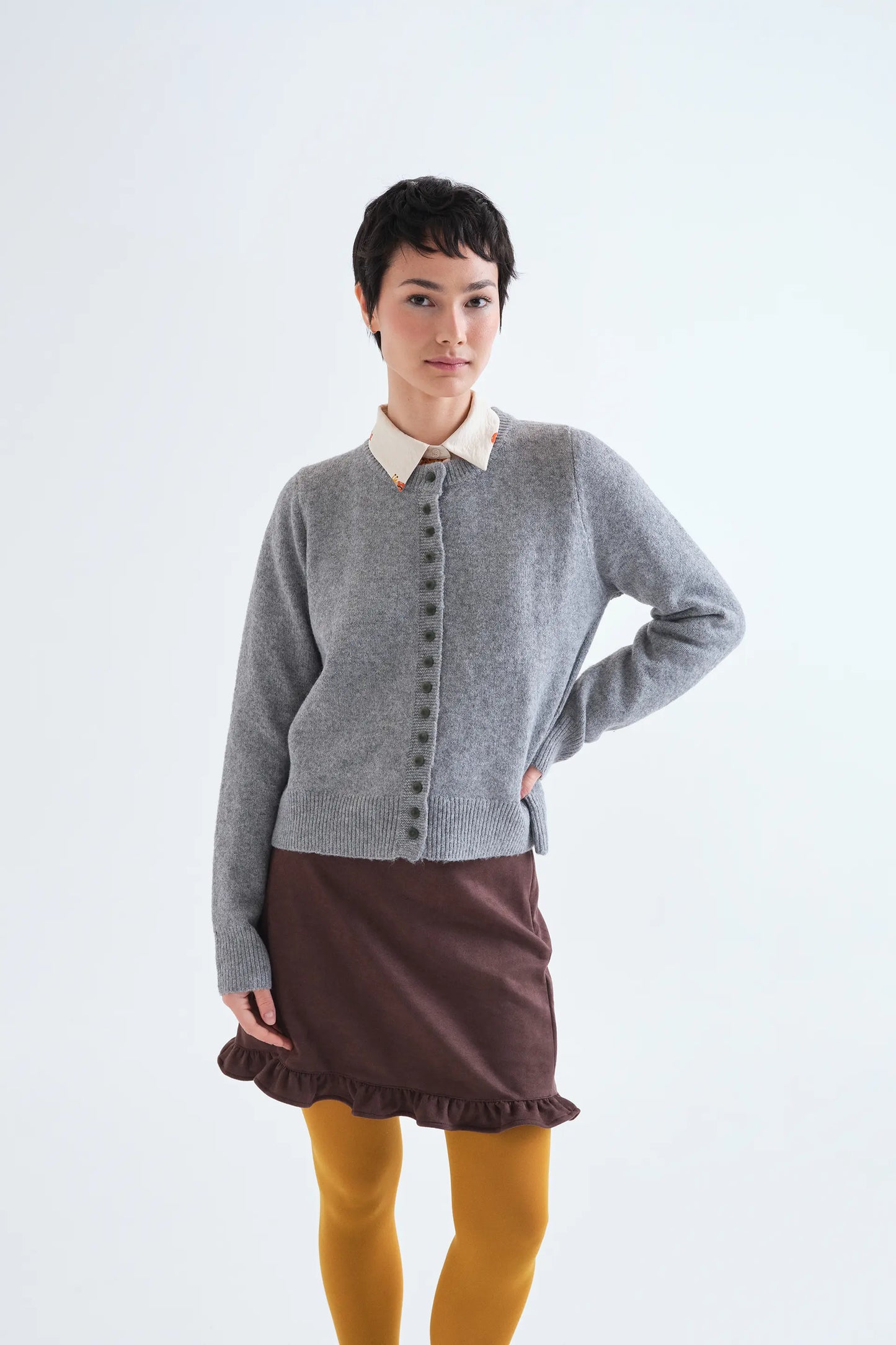 Cardigan grigio chiaro con bottoni neri