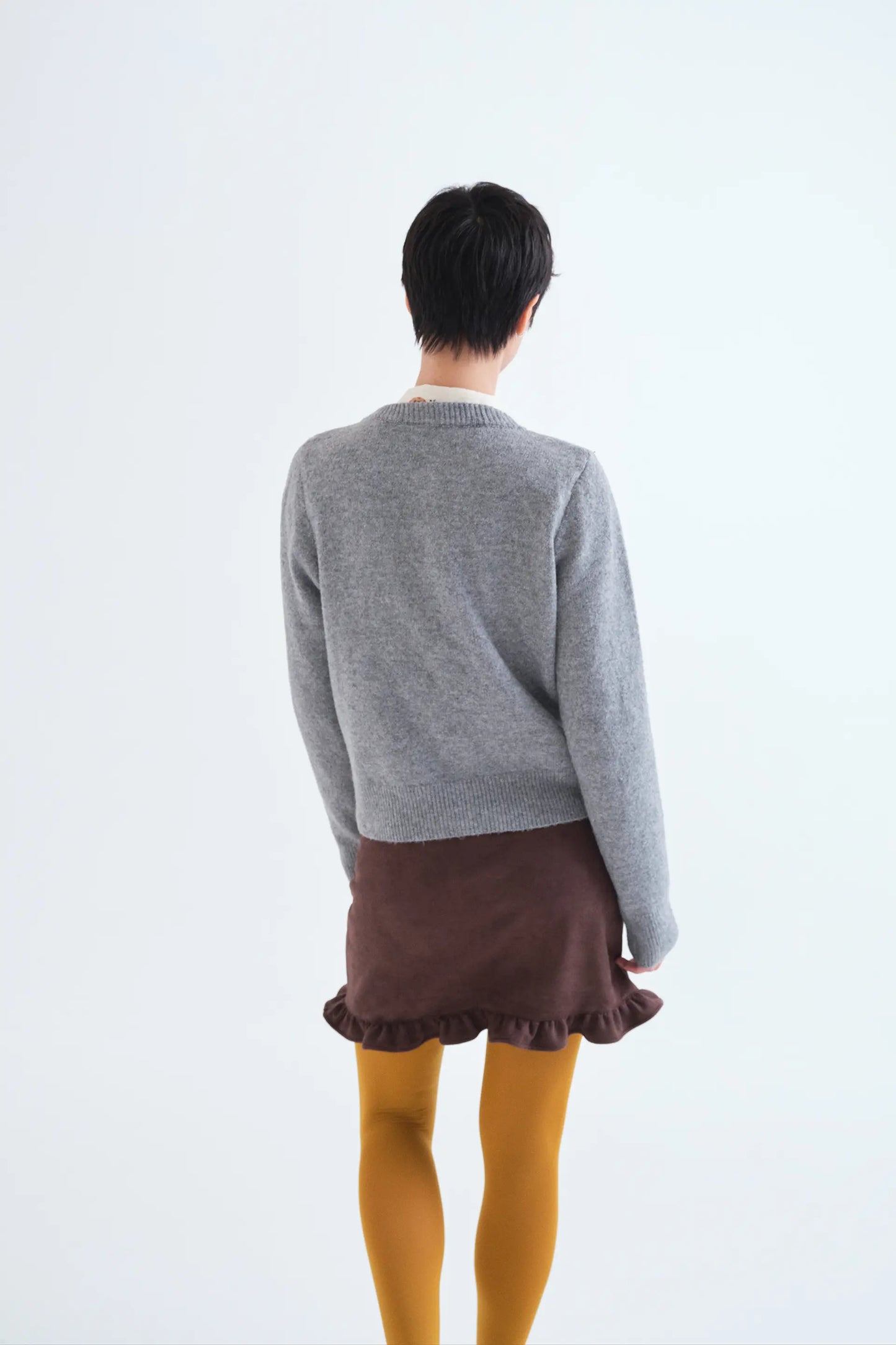Cardigan grigio chiaro con bottoni neri